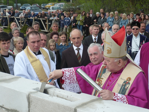 Wmurowania dokonuje Jego Ekscelencja Biskup Diecezjalny Jan Bernard Szlaga.