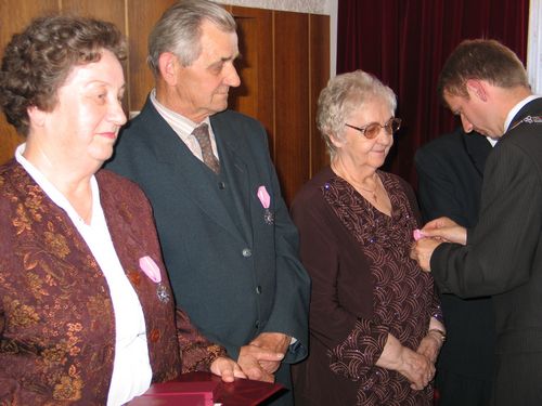 Medal otrzymuje Pani Janina Wielewska