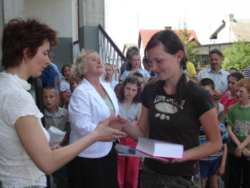 Nagrod otrzymuje uczenica Gimnazjum w Lubni Iwona Sikorska.
