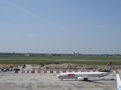 widok z tarasu na lotnisku Okcie