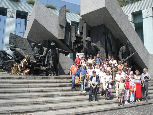 przed pomnikiem Powstania Warszawskiego