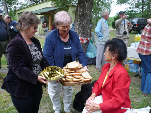 Uczestnikw czstowano kaszubskimi specjaami - chlebem ze smalecem i kiszonymi ogrkami.