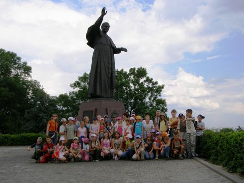 Pod pomnikiem Jana Pawa II w Czstochowie