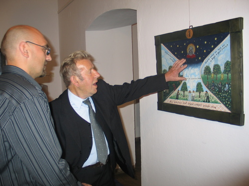 Jzef Chemowski podczas rozmowy z pracownikiem Muzeum w Bytowie o wykonanych pracach.