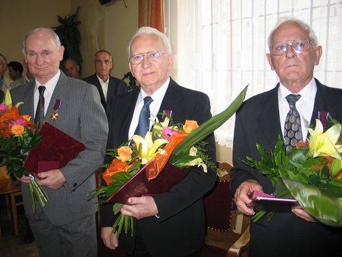 Odznaczeni Krzyami Zasugi, od lewej: Szyszka Kazimierz, Liedtke Alojzy oraz Koodziej Marian.