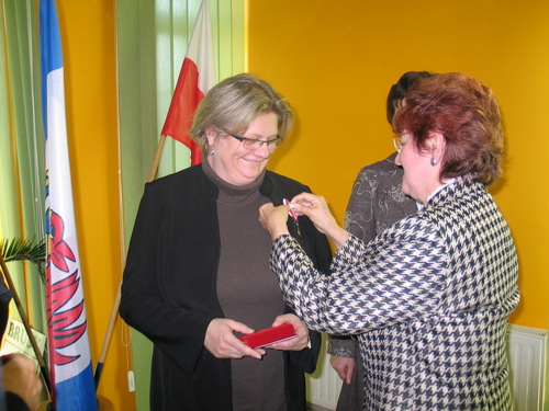 Medalem Komisji Edukacji Narodowej dekorowana jest pani Alina Gadzaa.