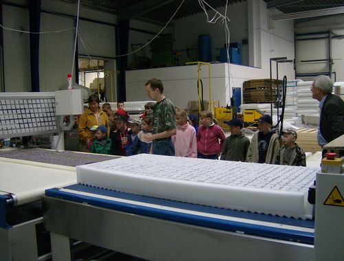 Dzieci podczas wizyty w fabryce materacy 