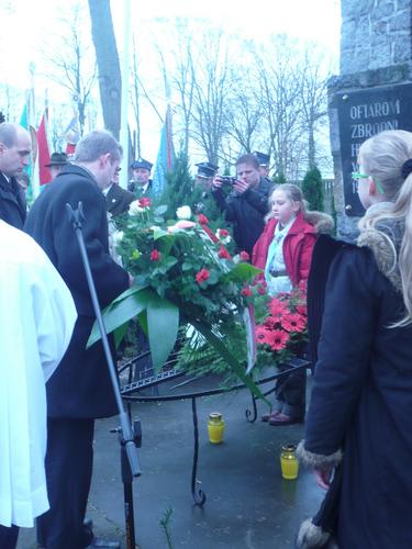 Kwiaty pod pomnikiem pomordowanych bruszan skadaa m.in.  delegacja Gminy Brusy....