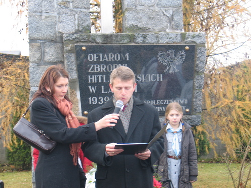 Burmistrz Brus Witold Ossowski podczas przemwienia na cmentarzu pomordowanych bruszan.
