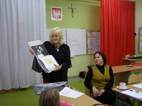 Pani Jolanta prezentuje gotowe materiay do druku nowej ksiki i opowiada o jej tworzeniu.