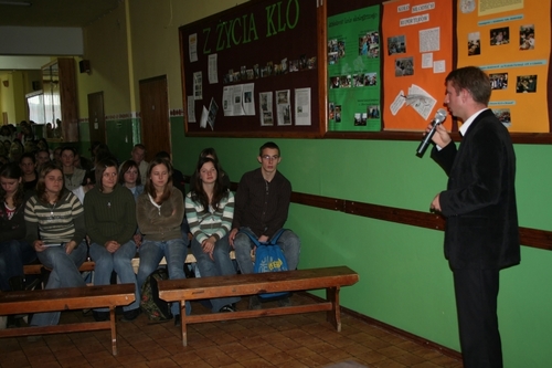 Burmistrz Brus Witold Ossowski podczas spotkania z uczniami Kaszubskiego Liceum Oglnoksztaccego w Brusach.