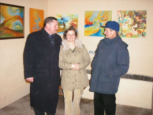 Organizator pleneru Joanna Mankiewicz z gomi ogldajacymi wystaw