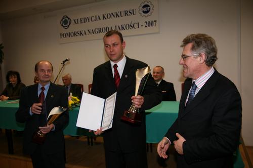 Wrczenie nagrody Dyrektorowi firmy Fungopol Robertowi Skrczewskiemu