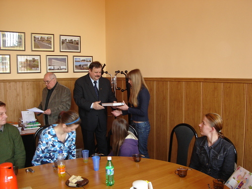 Alicja odbiera nagrod ksikow z rk Starosty Powiatu Chojnickiego Stanisawa Skaja.