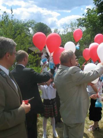 odcicie i wypuszczenie balonikw z okazji 100-lecia szkoy, baloniki odcinali m. in. Burmistrz Brus, Nadleniczy Nadlenictwa Przymuszewo, Radni Rady