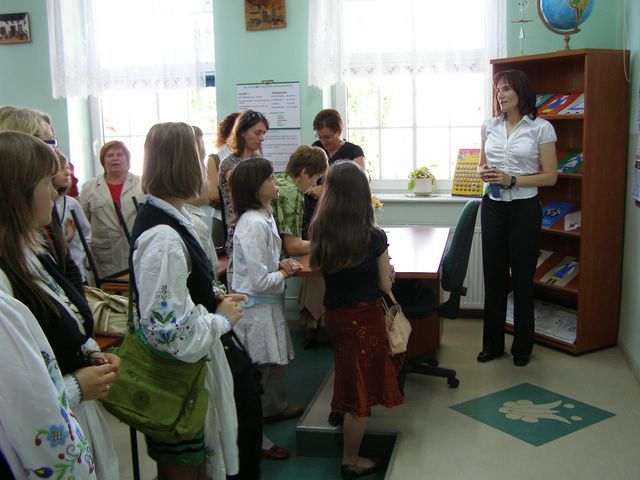 jzyka kaszubskiego pani Mirosawa Wielinska, opowiada gociom o zbiorach sali regionalnej w szkole