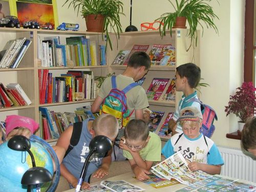 Ogldanie zbiorw biblioteki dla dzieci.