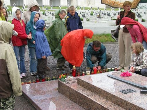 zapalenie znicza na cmentarzu Orlt we Lwowie