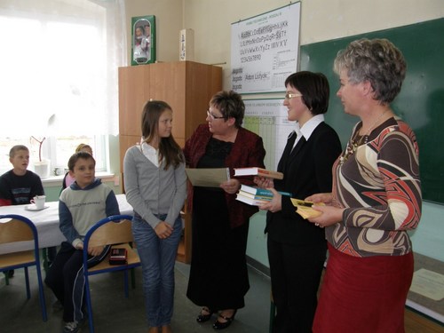 Monika Jakubek otrzymuje dyplom i nagrod za otrzymanie I miejsca