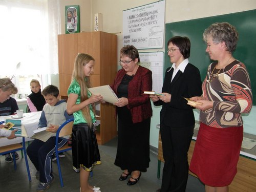 Wrczanie dyplomu i nagrody Katarzynie Leszczyskiej za zdobycie III miejsca