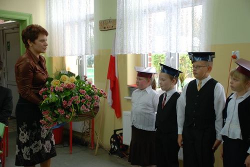 kwiaty i zyczenia dla uczniw klasy I i nauczycieli zoone przez przedstawicielk Rady Rodzicw pani B. Szulc