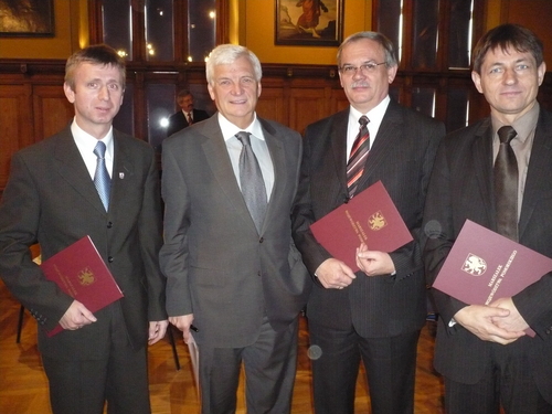 Od lewej: Burmistrz Witold Ossowski, Marszaek Jan Kozowski, Burmistrz Marek Jankowski, Wjt Zbigniew Szczepaski