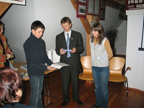 Uczniowie z Ukrainy wrczyli Burmistrzowi Witoldowi Ossowskiemu mie upominki