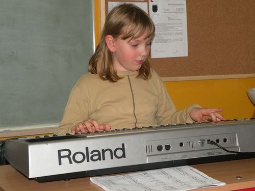 Katarzyna Pultyn gra na keyboardzie.