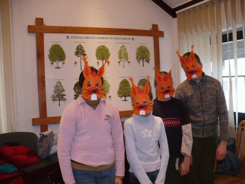 1) Uczniowie klasy V SP w Kosobudach w kolorowych maskach zwierzt wykonanych podczas zaj w Parku Narodowym “Bory Tucholskie”.