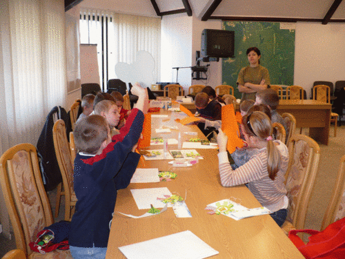 1)Dzieci ze Szkoy Podstawowej w Kosobudach wykonuj kotyliony pod kierunkiem Pani Beaty Grabowskiej.