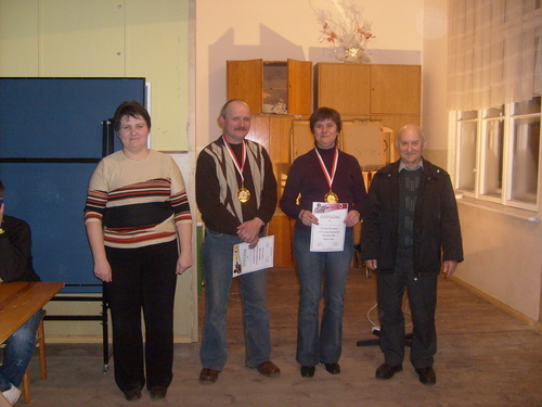 Na zdjciu od lewej: sotys Magdalena Rogalla, Ludwik i Teresa Lezczyscy oraz Henryk Molski.