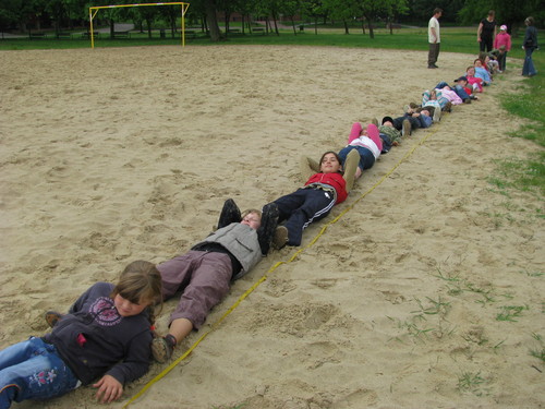 Dzieci sprawdzaj ile osb potrzeba aby zmierzy Jezioro Charzykowskie.