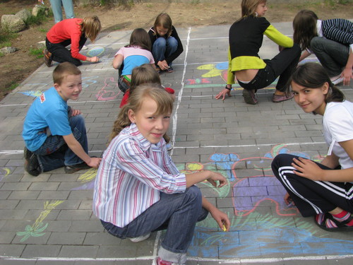 Dzieci podczas chonikowego graffiti.