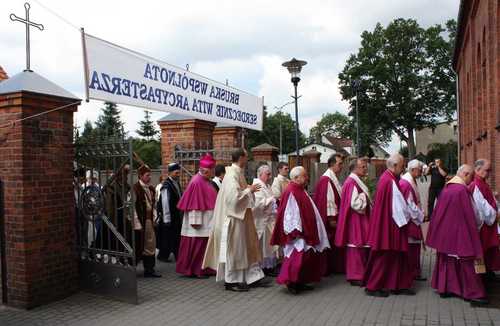 Uroczystoci przewodniczy Jego Ekscelencja Biskup Diecezjalny Jan Bernard Szlaga.