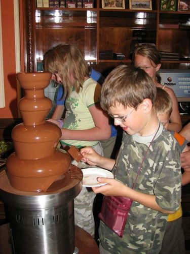  W pijalni czekolady Wedel, gdzie zajadalimy si owocami maczanymi w fontannie czekolady.