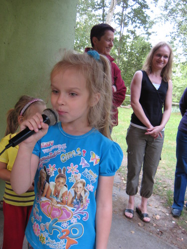 Podczas konkursu karaoke dla dzieci.
