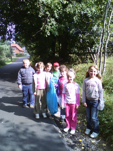 Uczniowie ze Szkoy Filialnej w Przymuszewie podczas akcji sprztania.