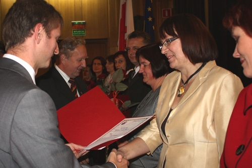 Nagrod Burmistrza Brus odbiera p. Ewa Neubauer