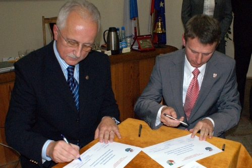 Deklaracj podpisuje Burmistrz Oarowa Mazowieckiego Kazimierz Stachurski i Burmistrz Brus Witold Ossowski.