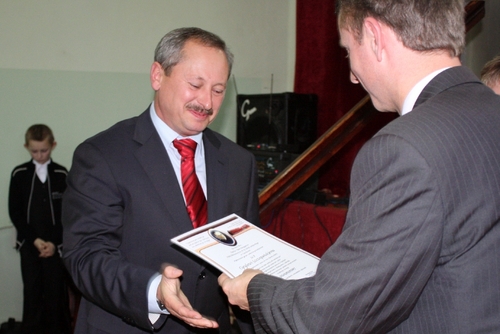 Burmistrz Brus Witold Ossowski wrcza list gratulacyjny przedstawicielowi wykonawcy p. Cyrylowi Szczepaskiemu.