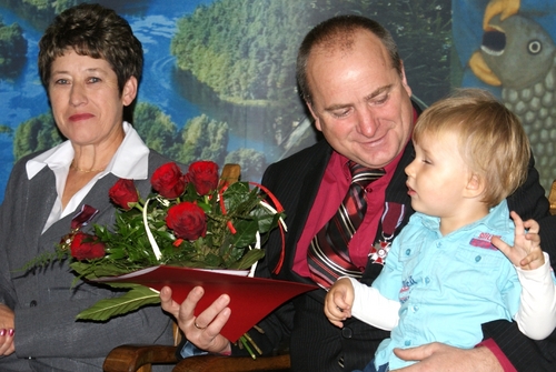 Na zdjciu Teresa Wojciechowska oraz Bodusaw Rudnik z wnukiem.