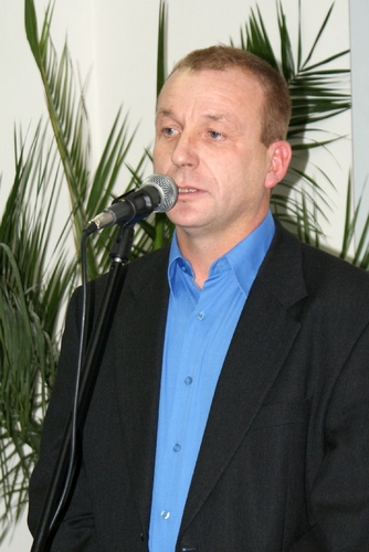 Kierownik biura Krzysztof Zabrocki. 