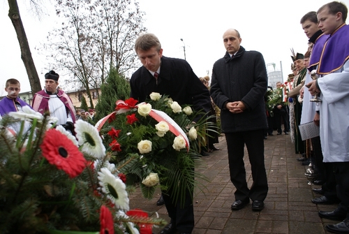 Kwiaty skada Burmistrz Brus Witold Ossowski.
