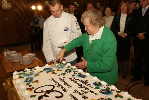 urodzinowo-jubileuszowym tortem czstowaa p. Wanda Kiewska