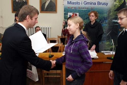 nagrod odbiera Sandra Rudnik – uczennica Gimnazjum w Brusach