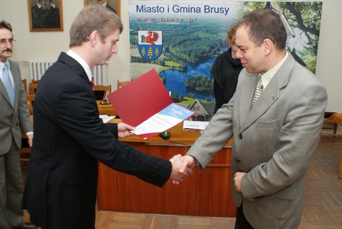 w imieniu GKRPA w Brusach certyfikat odbiera przewodniczcy Marek Zblewski.