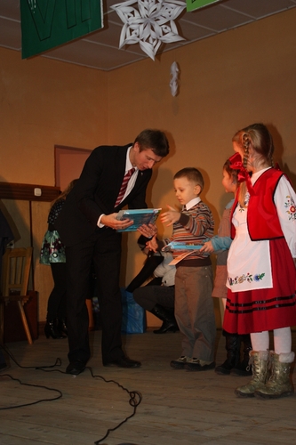 Nagrody wrcza Burmistrz Brus Witold Ossowski.