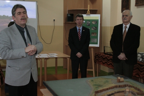Obecni na otwarciu wystawy: Dyrektor ZSP Zbigniew omiski, Burmistrz Brus Witold Ossowski oraz dr Krzysztof Walenta