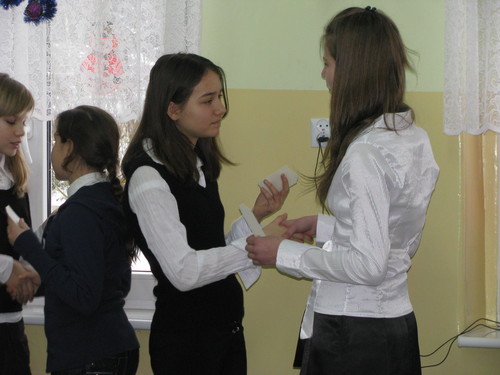 Ania i Weronika dziel si opatkiem i skadaj sobie yczenia