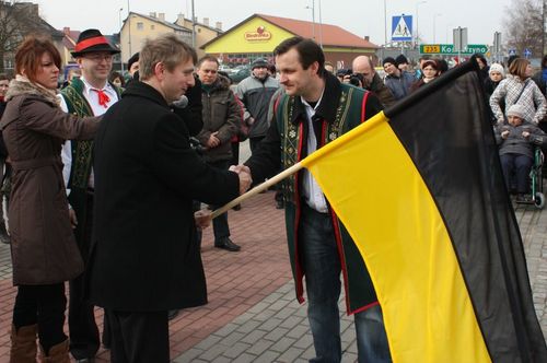 Flag Burmistrzowi Brus przekazuje Marek Wantoch Rekowski